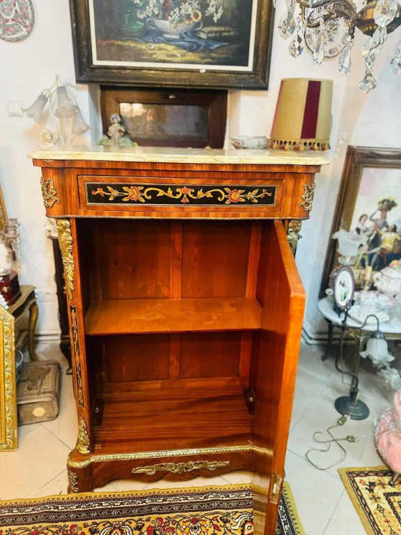Piesa de mobilier rafinată, cu influențe franceze Louis XV/ Napoleon III