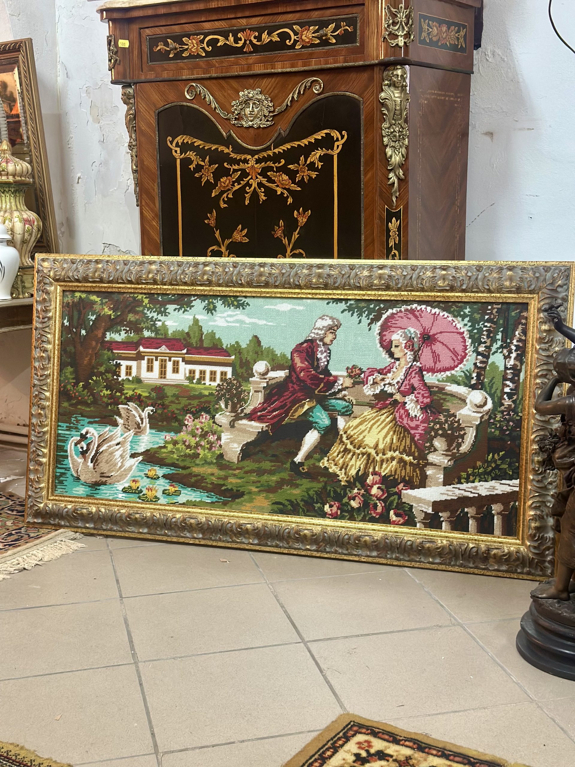 Goblen deosebit,scena galantă de epoca cu rama din lemn în foita