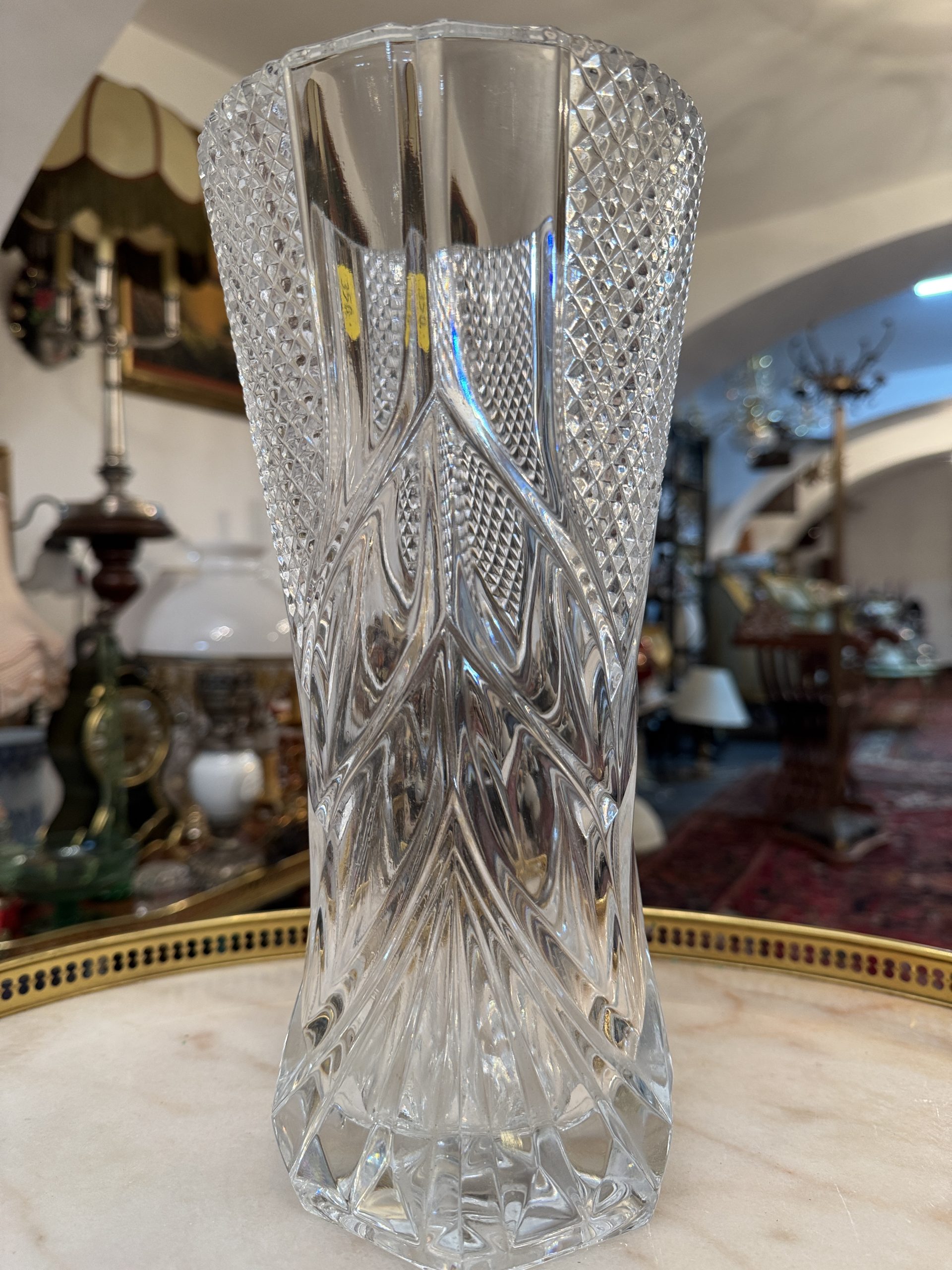 Vazǎ din cristal fațetat – model elegant, vintage