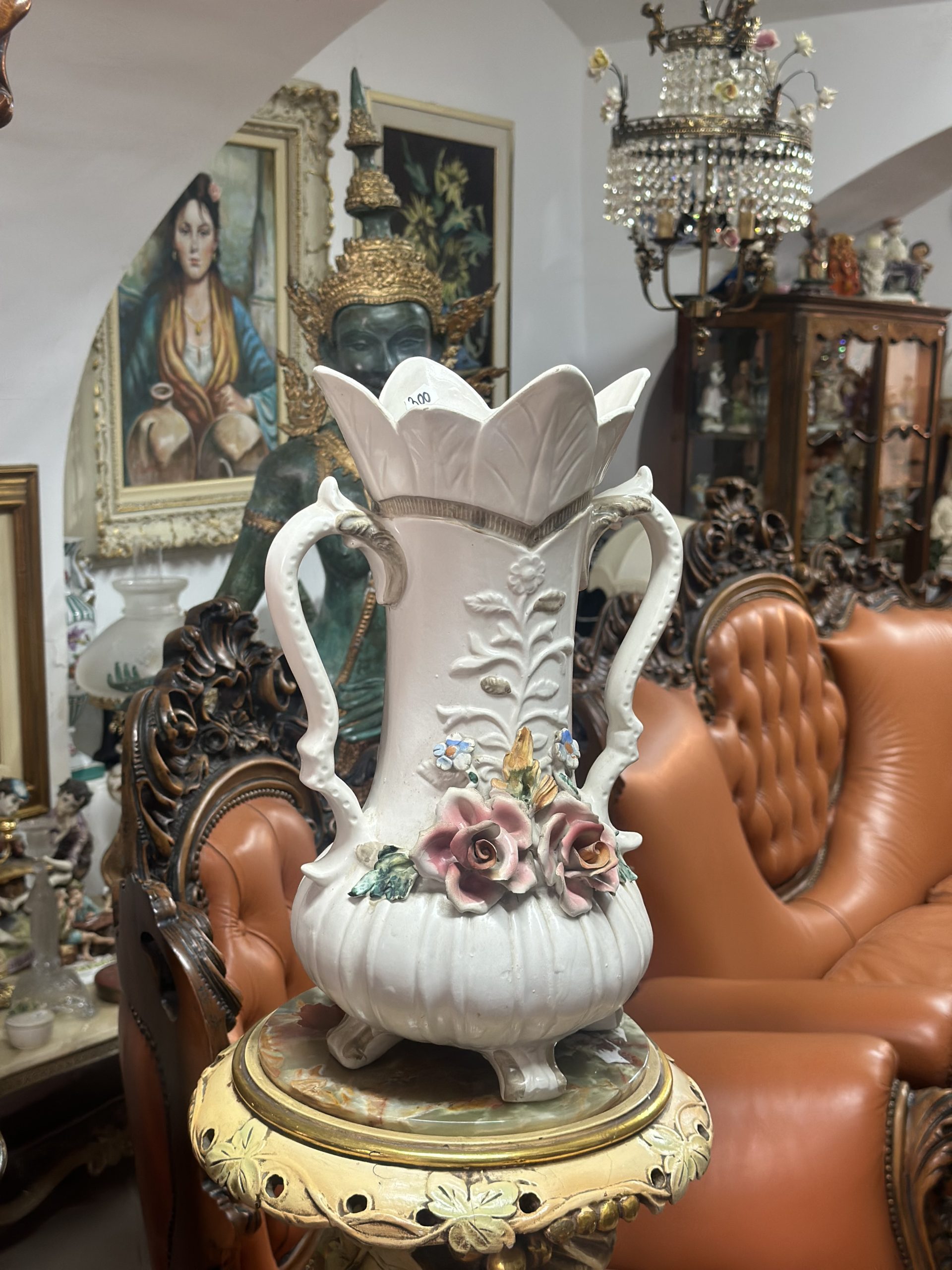 Vază Capodimonte-eleganță în porțelan și flori sculptate