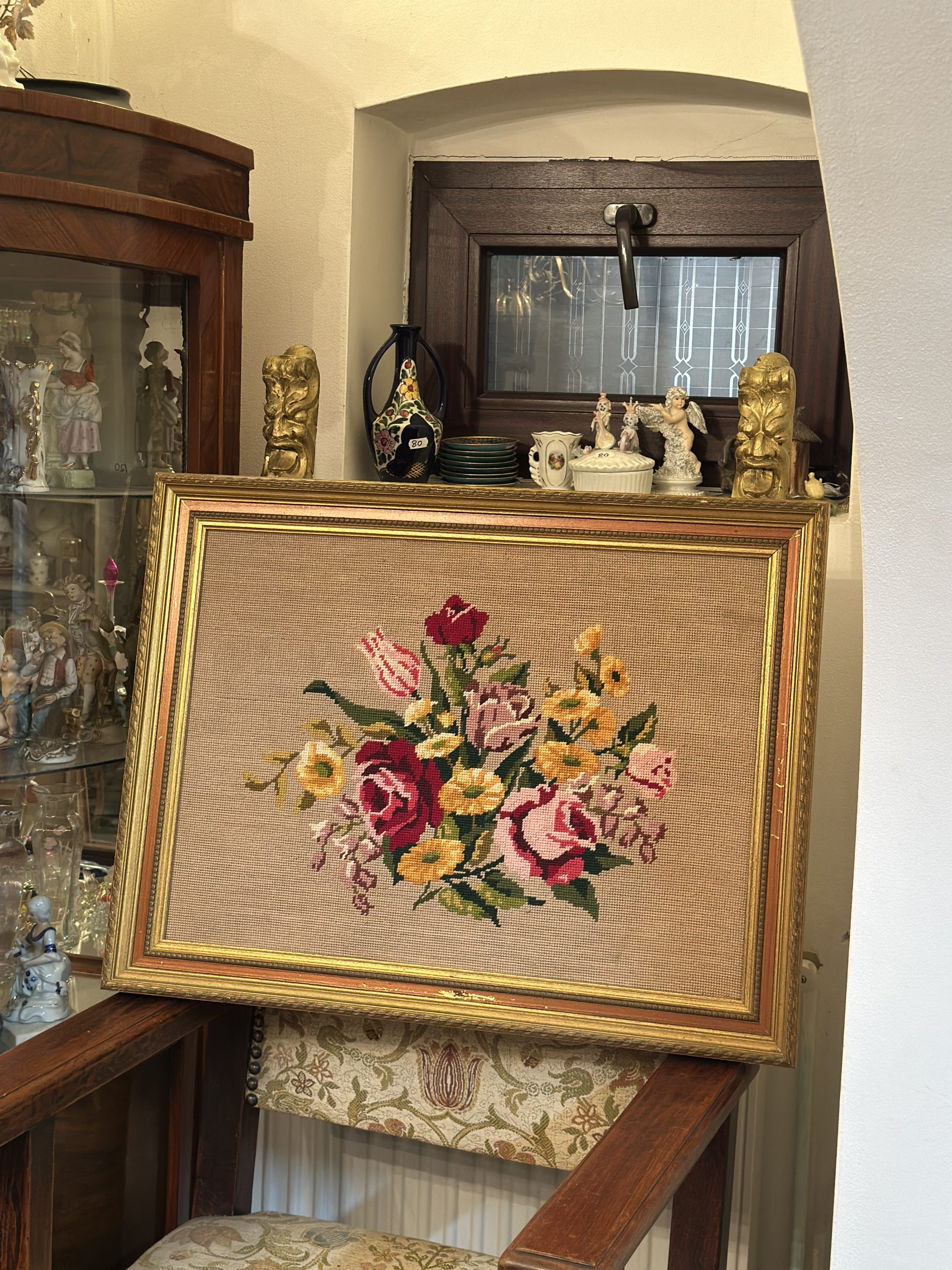 Goblen deosebit cu model floral elegant,ramă clasică aurie