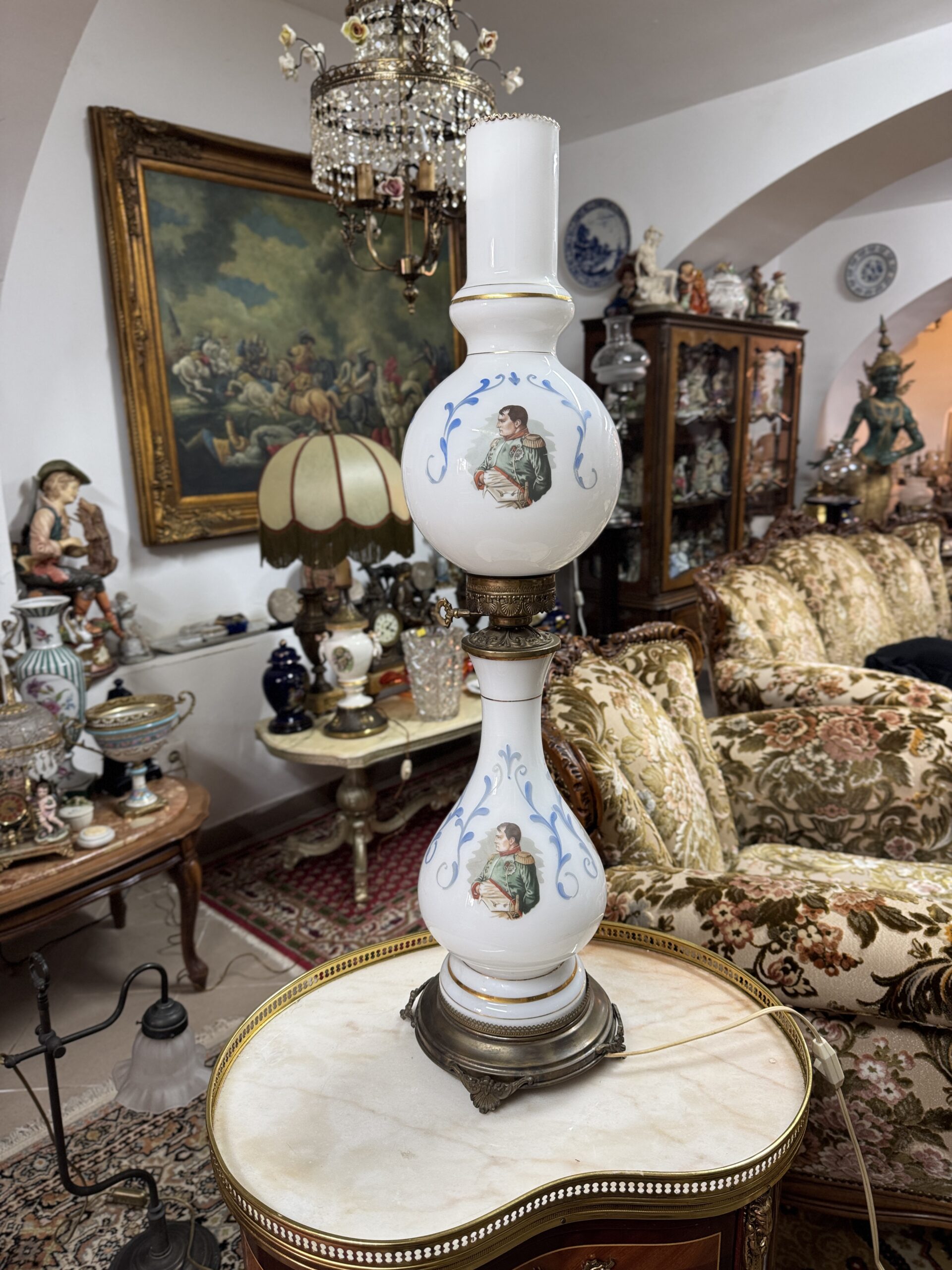 Lampă opalină deosebită cu decor imperial și bază din bronz