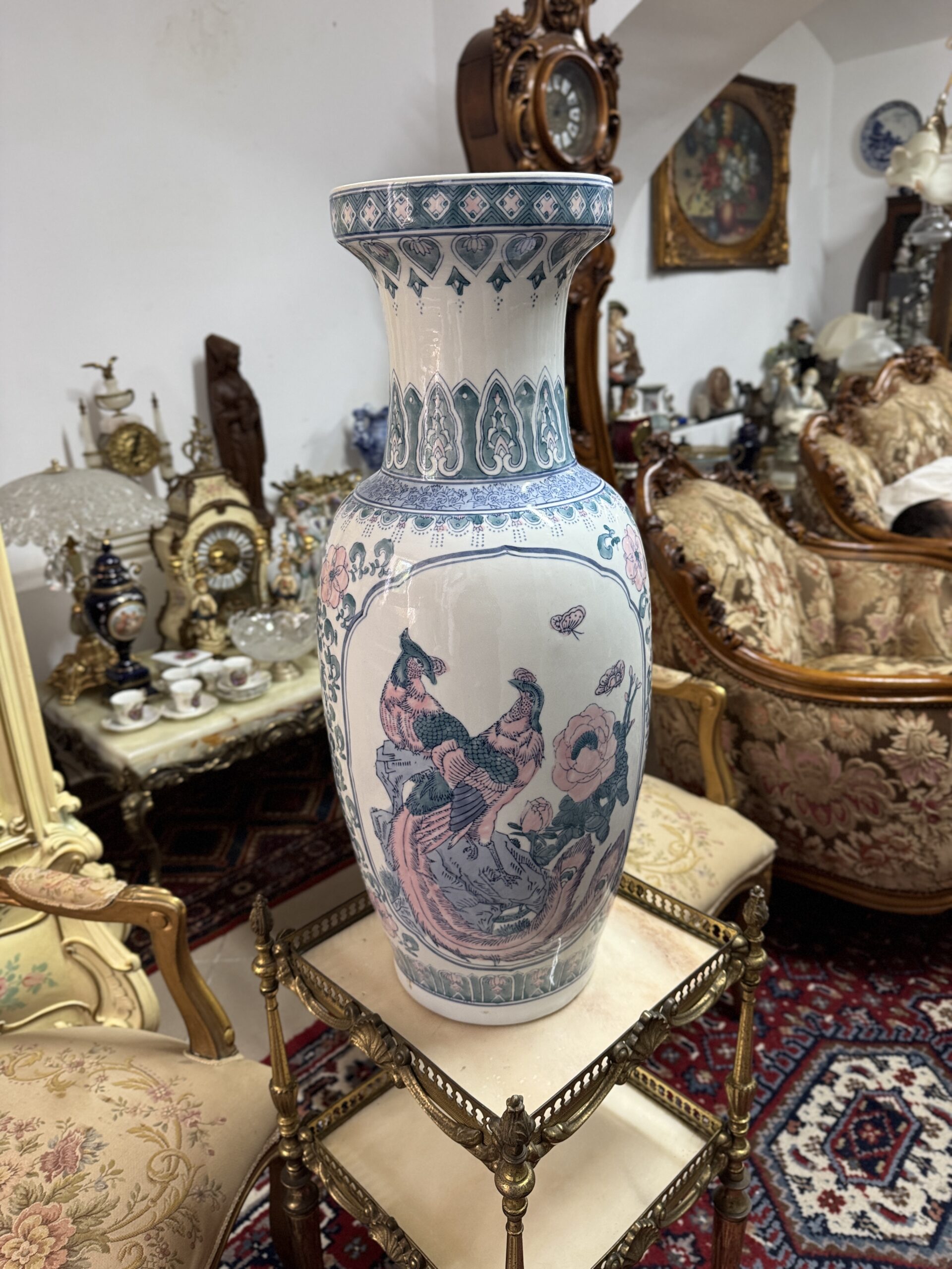 Vază orientală ,dimensiune mare,din porțelan cu fazani și decor floral