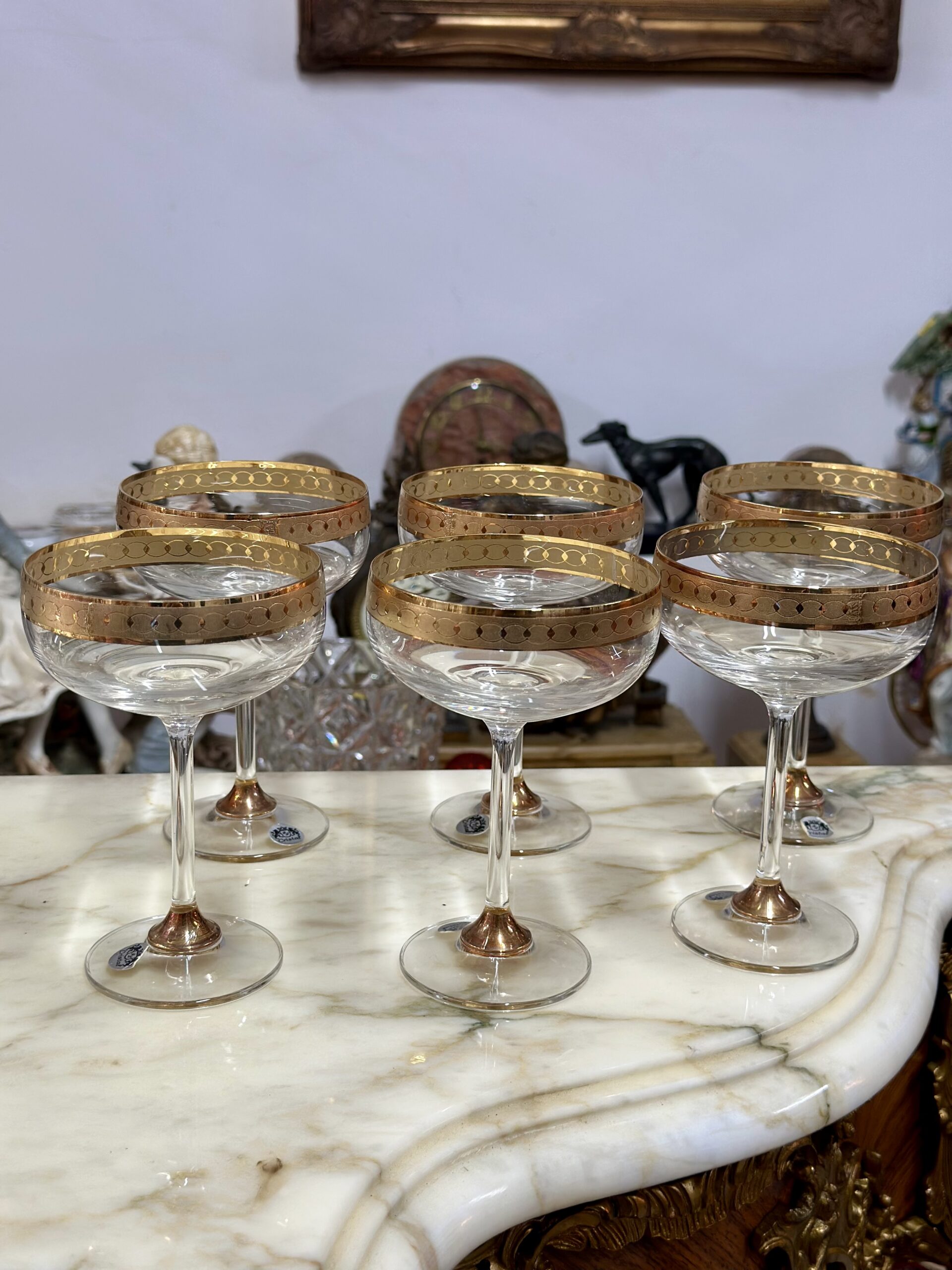 Elegant set de pahare din cristal,aurite și gravate,cu carafă