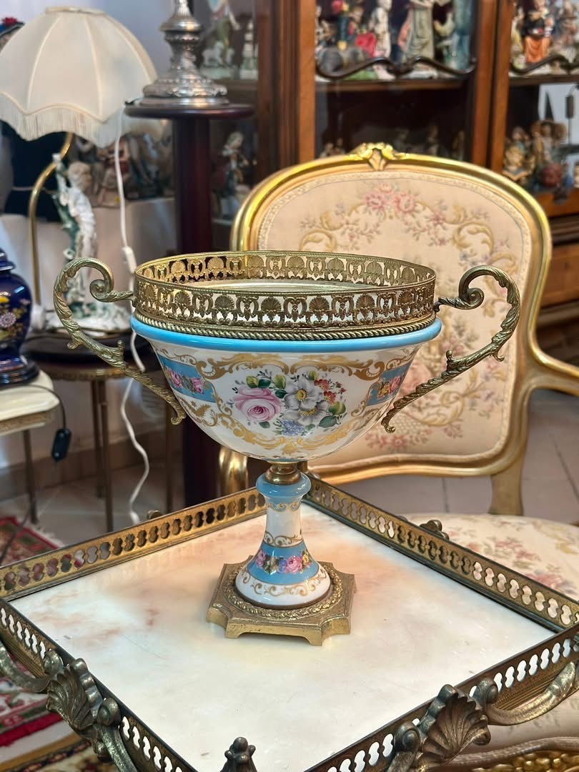 Superbă piesa decorativă din porțelan și bronz