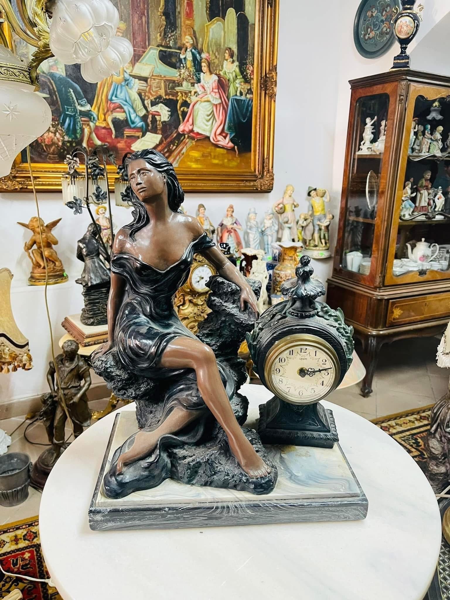 Ceas decorativ cu statuetă feminină elegantă