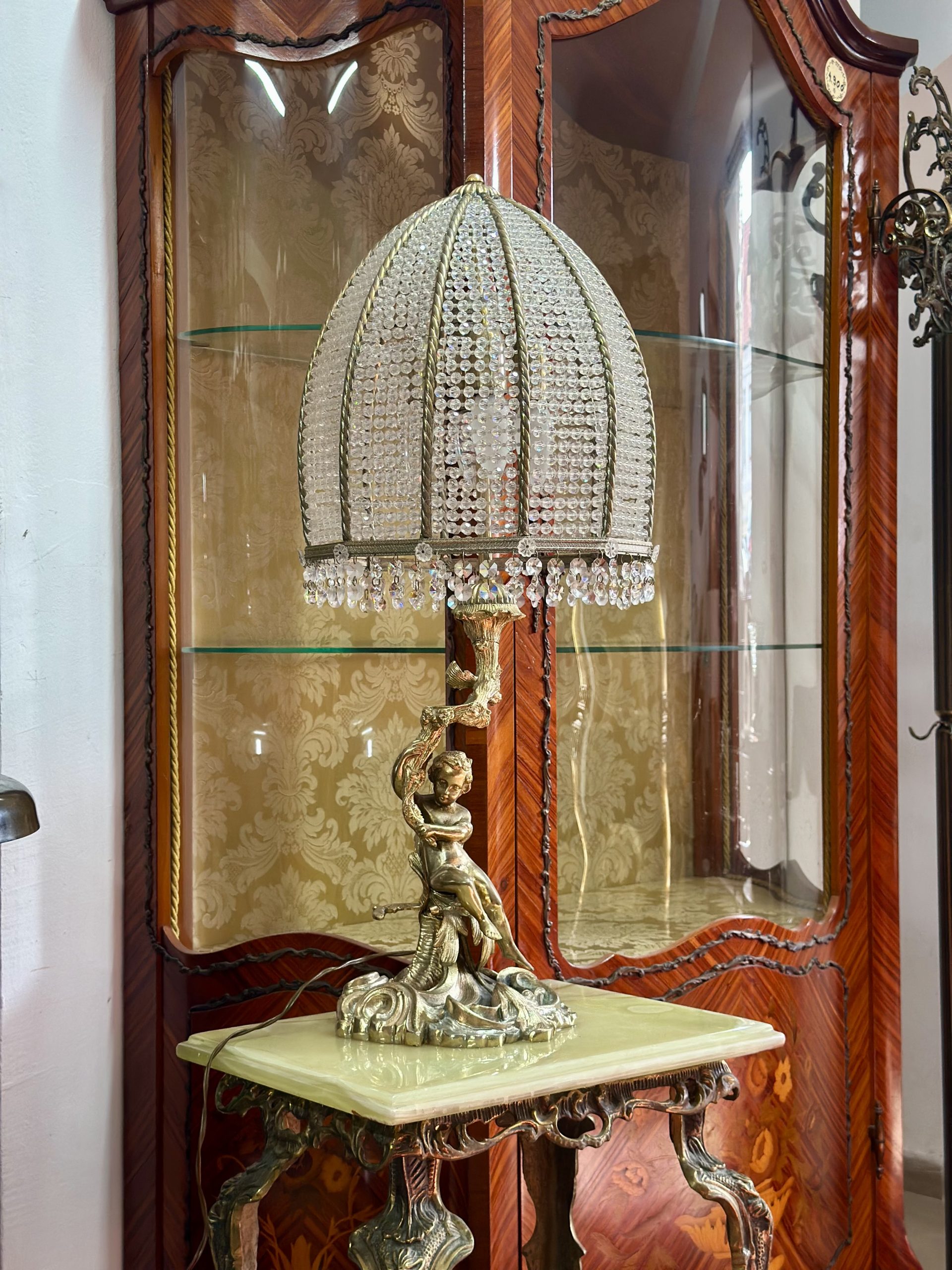 Superbă veioza din bronz masiv decorată cu abajur din cristale