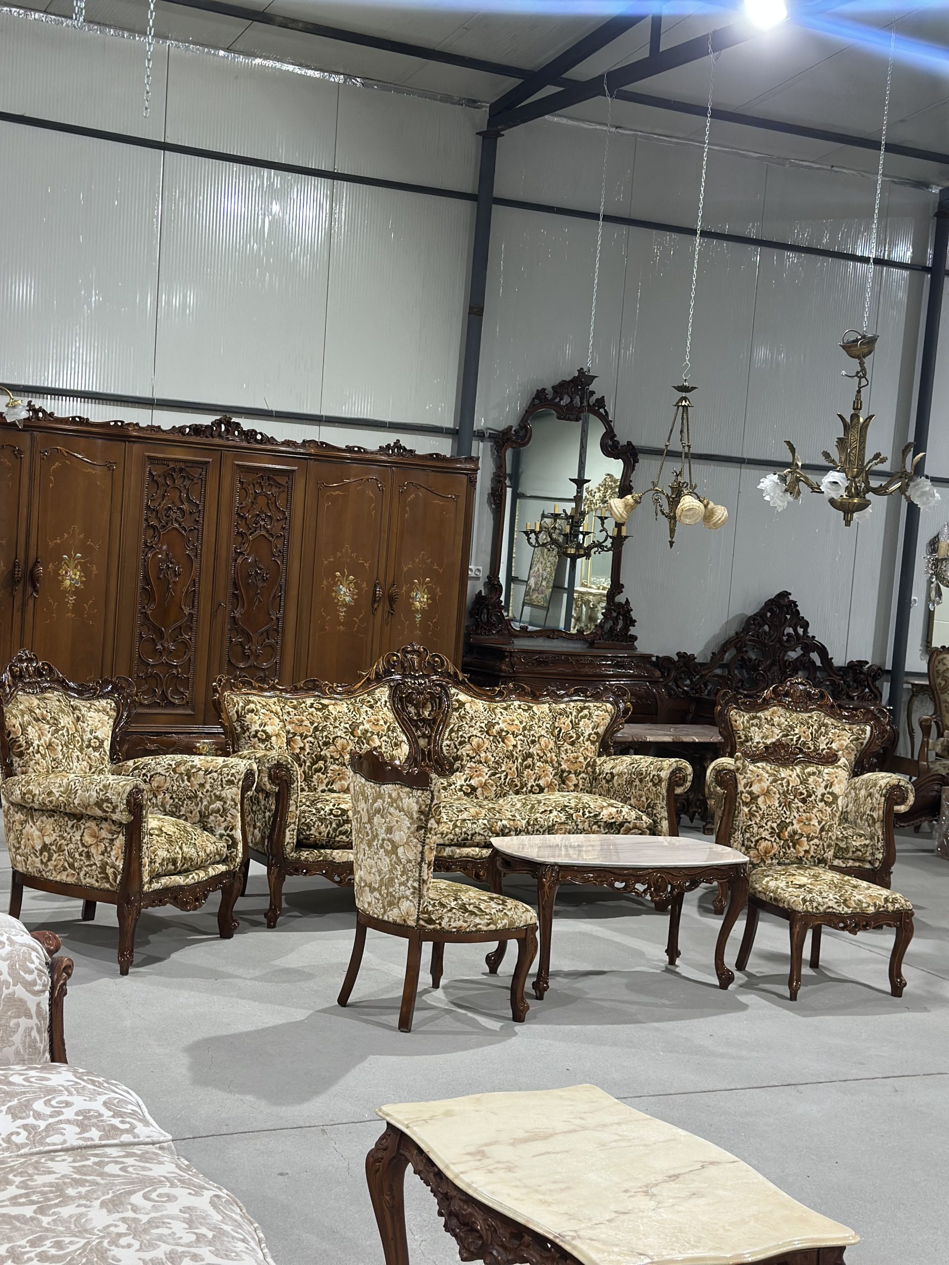 Elegant salon lemn masiv cu sculpturi-canapea,fotolii,două scaune și măsuță