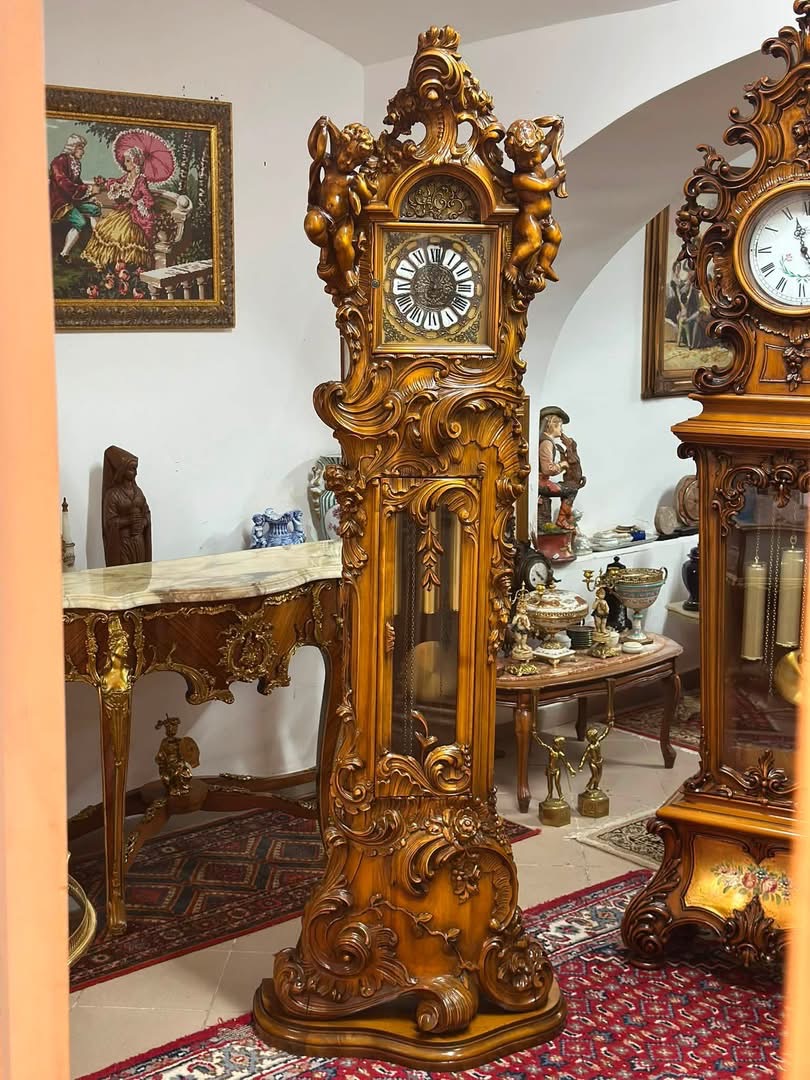 Ceas de podea în stil baroc