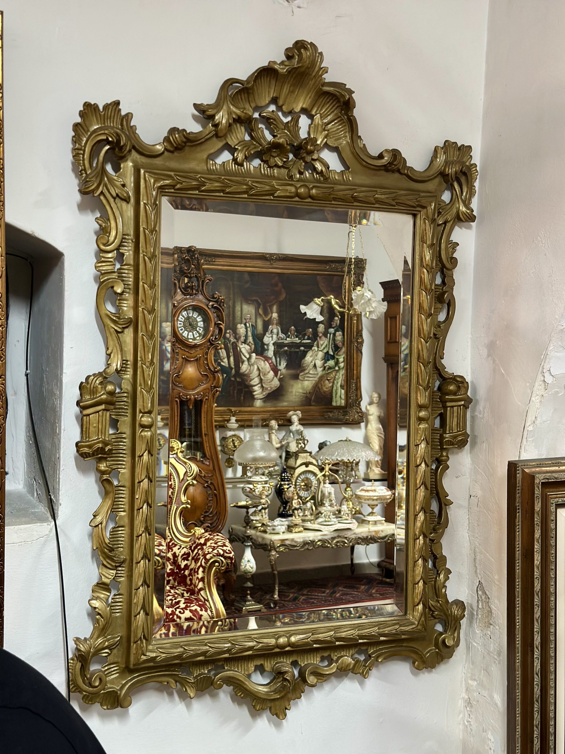 Oglindă elegantă din cristal fazetat cu rama sculptată din lemn