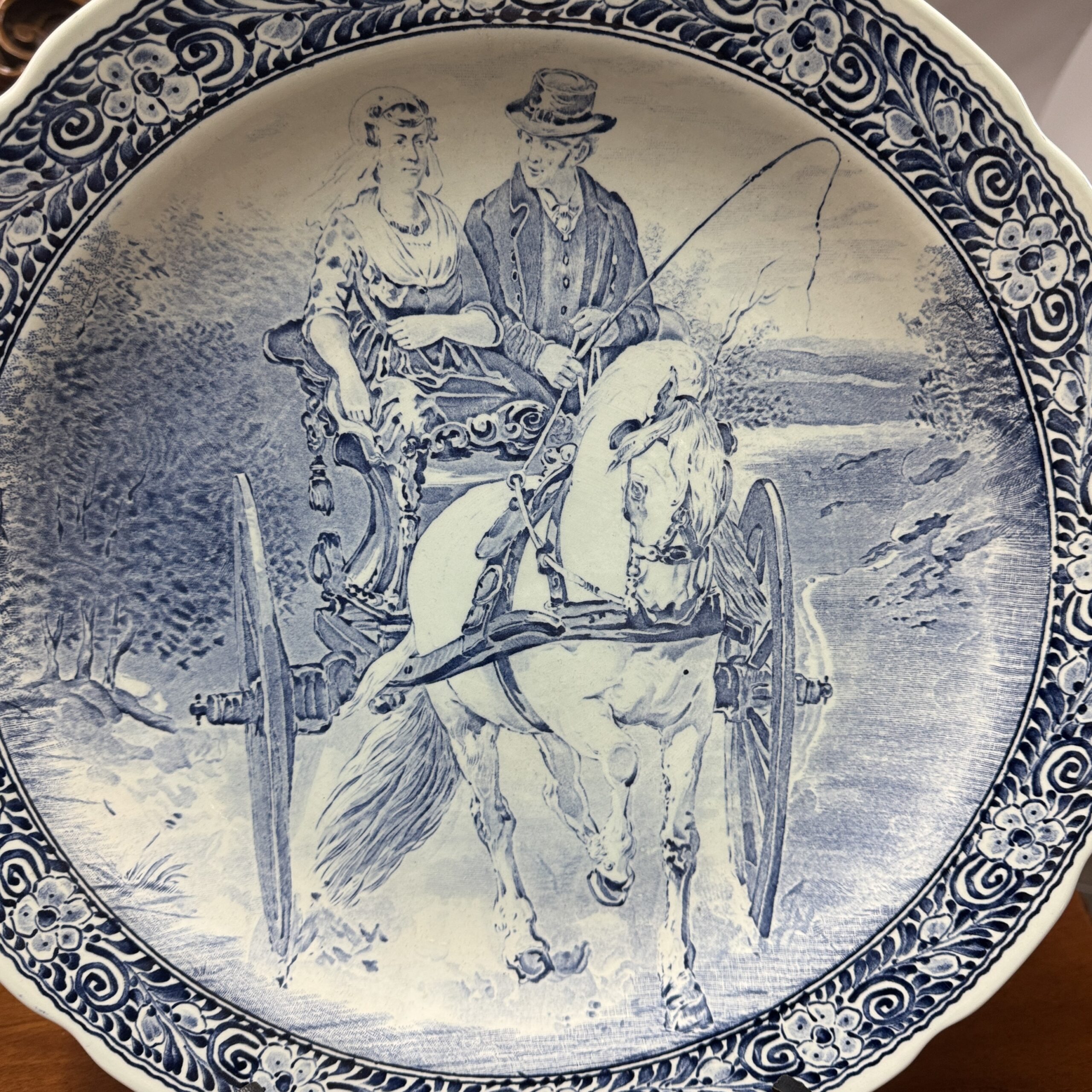 Platou farfurie decorativa Delft Boch – scenă romantică cu trăsură