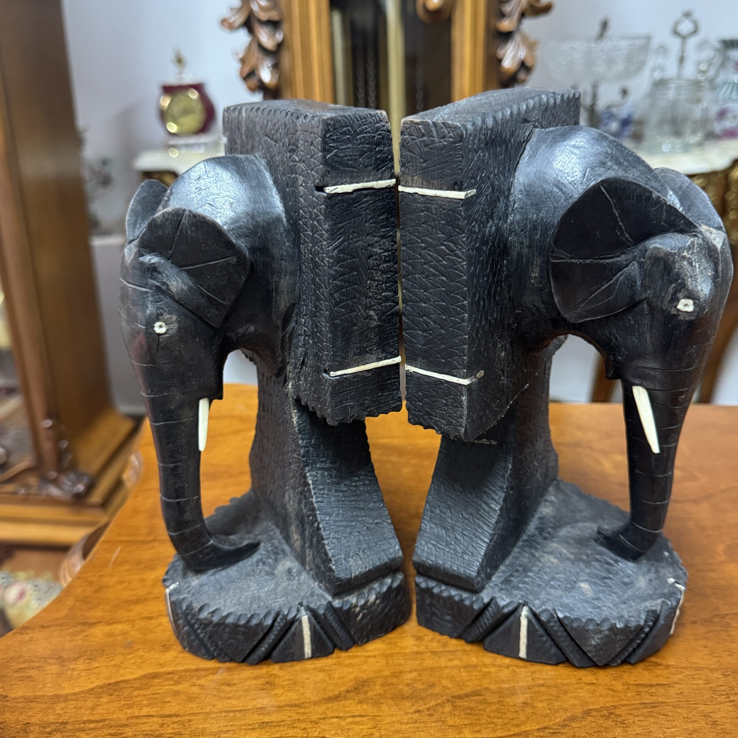 Suporți de cărți din lemn sculptat – Elefanți