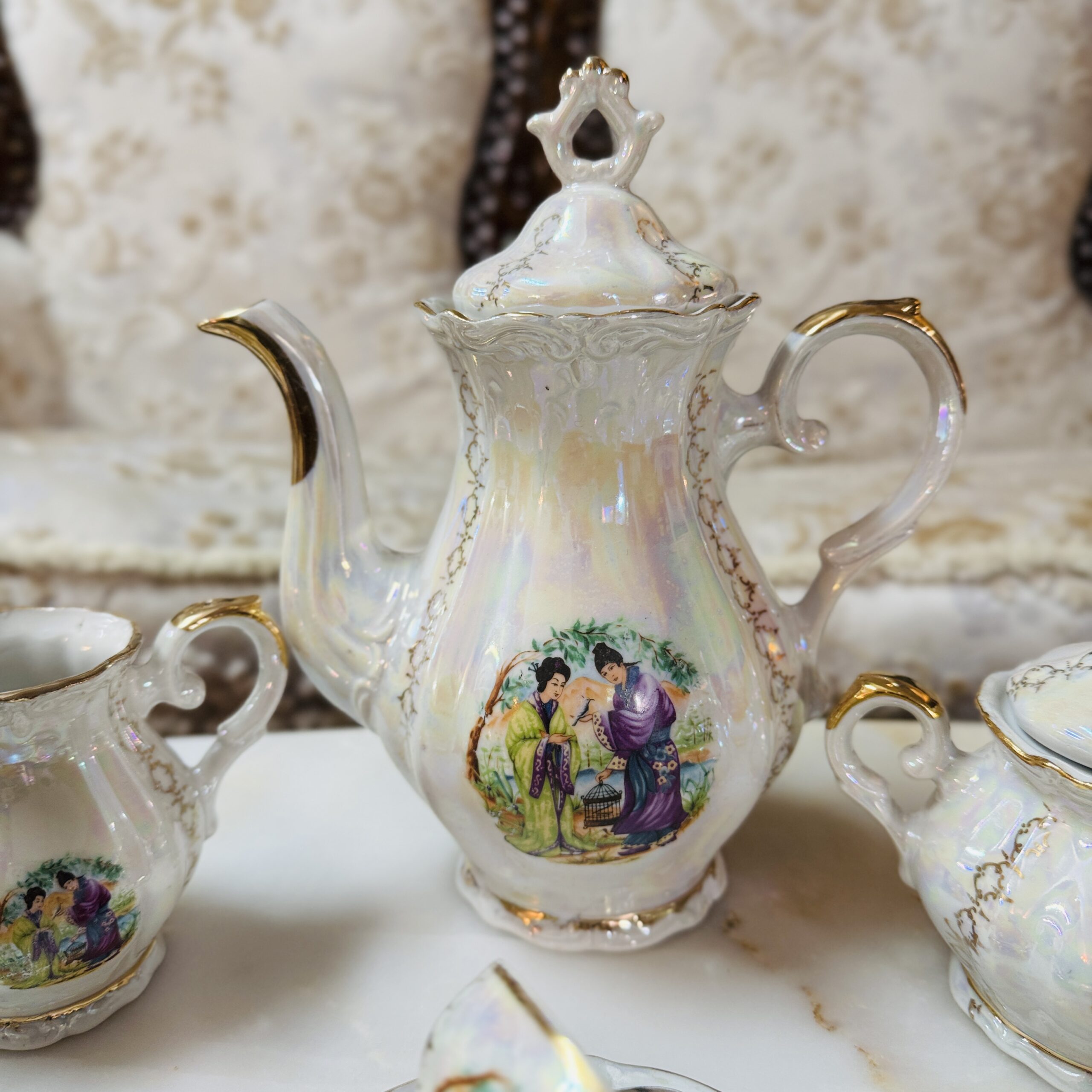 Serviciu de cafea din porțelan sidefat – decor oriental