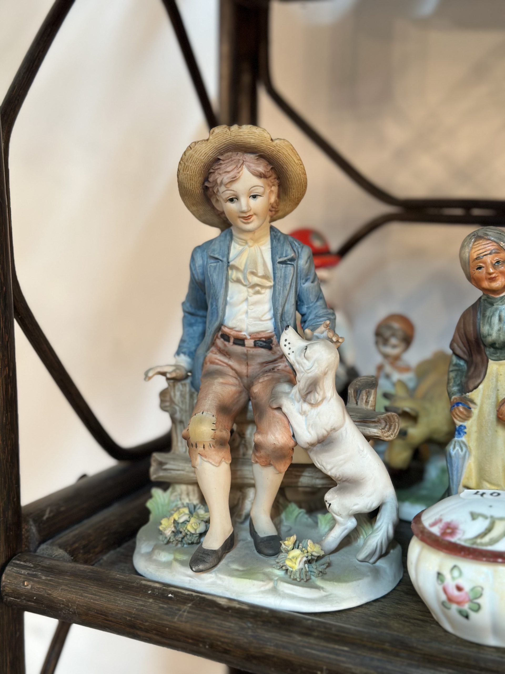 Figurina realizată din porțelan biscuit