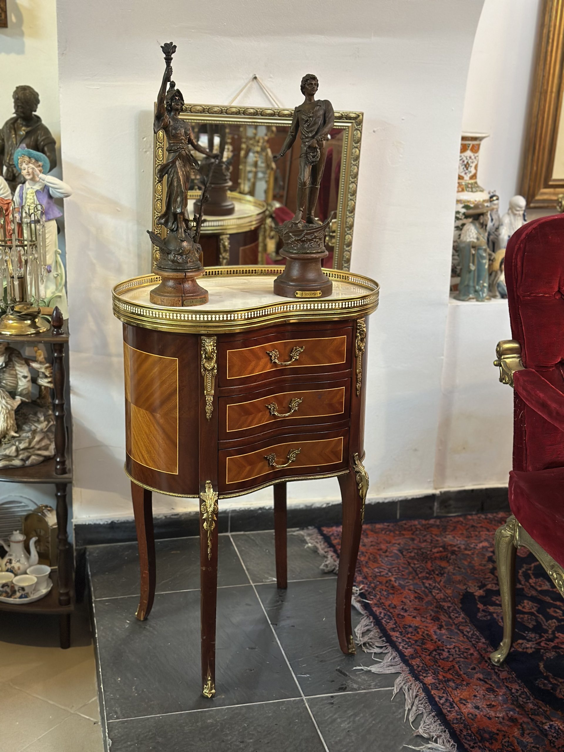 Superbă comodă bombată din lemn cu bronz și marmură