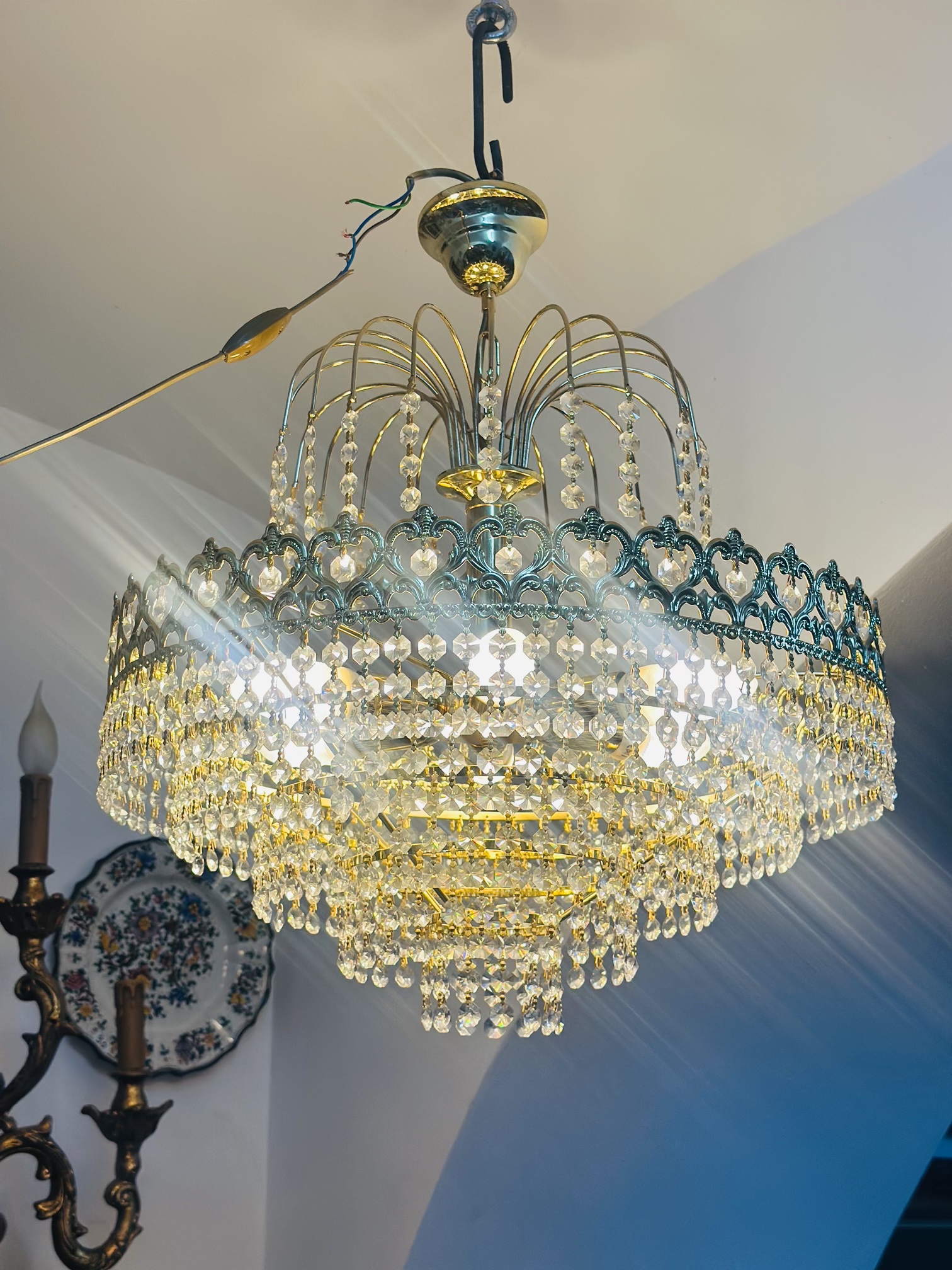 Lustra elegantă din alamă aurită cu cristale