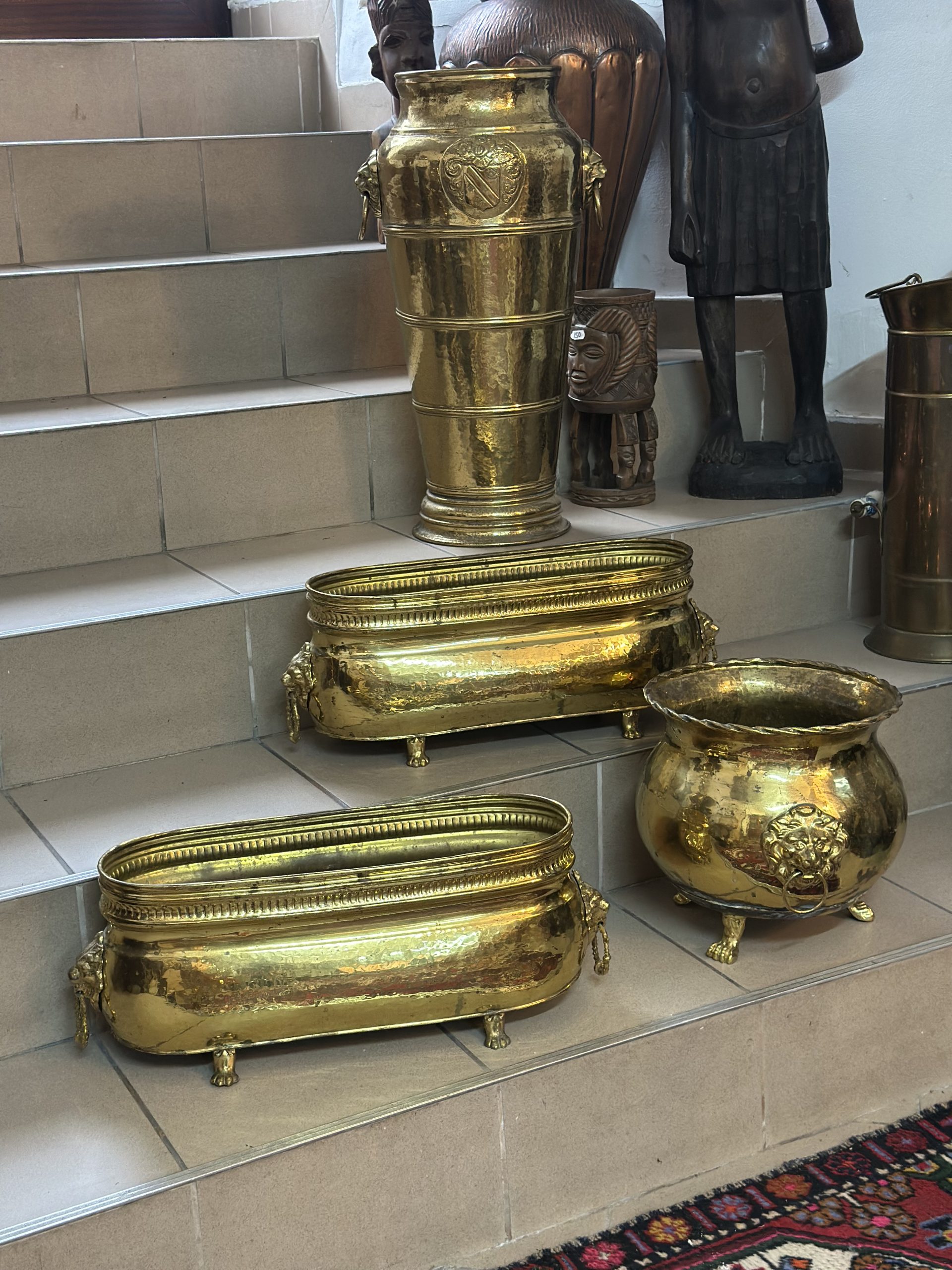 Trei jardiniere din alama-model vintage,cu picioare în formă de gheare si capete de leu