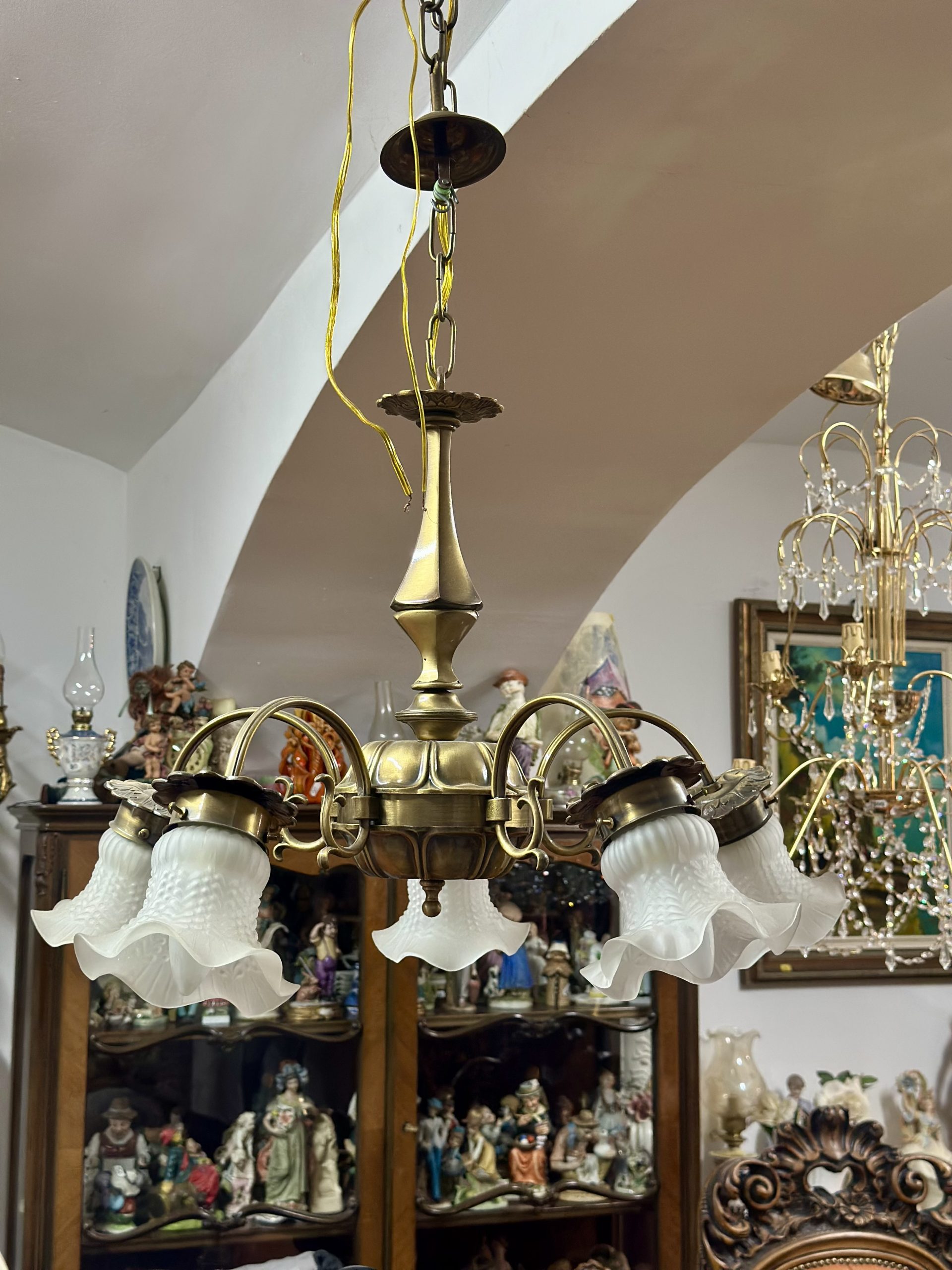 Candelabru din alamă cu brațe curbate decorat cu abajururi din sticlă mată