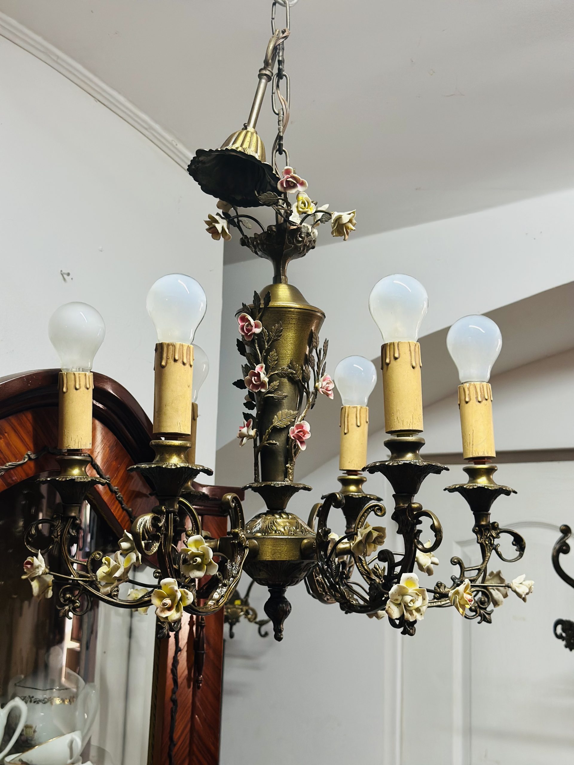 Candelabru deosebit din bronz cu porțelan