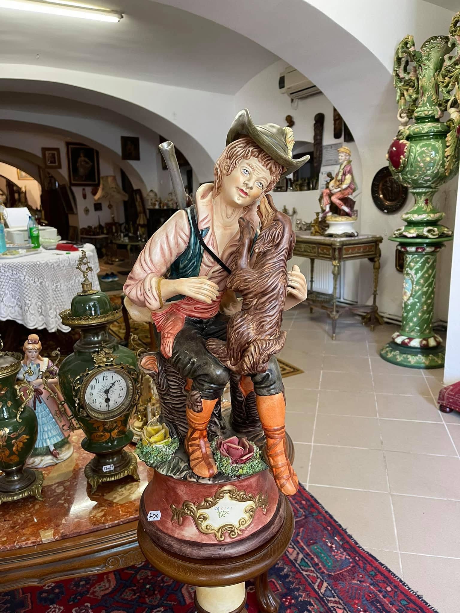 Statueta decorativa-tânăr vânător din porțelan dimensiune mare