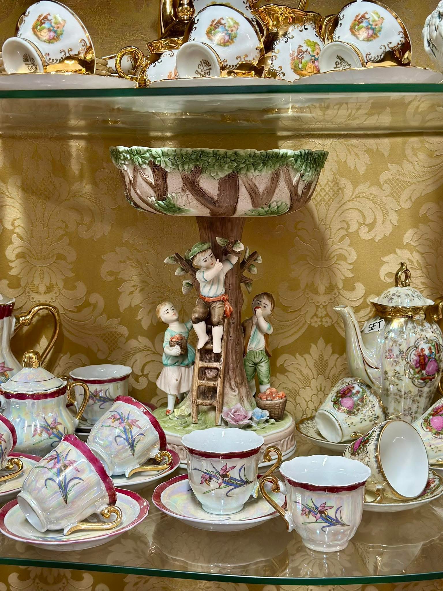 Centru de masă/fructiera din porțelan biscuit-piesa artistică