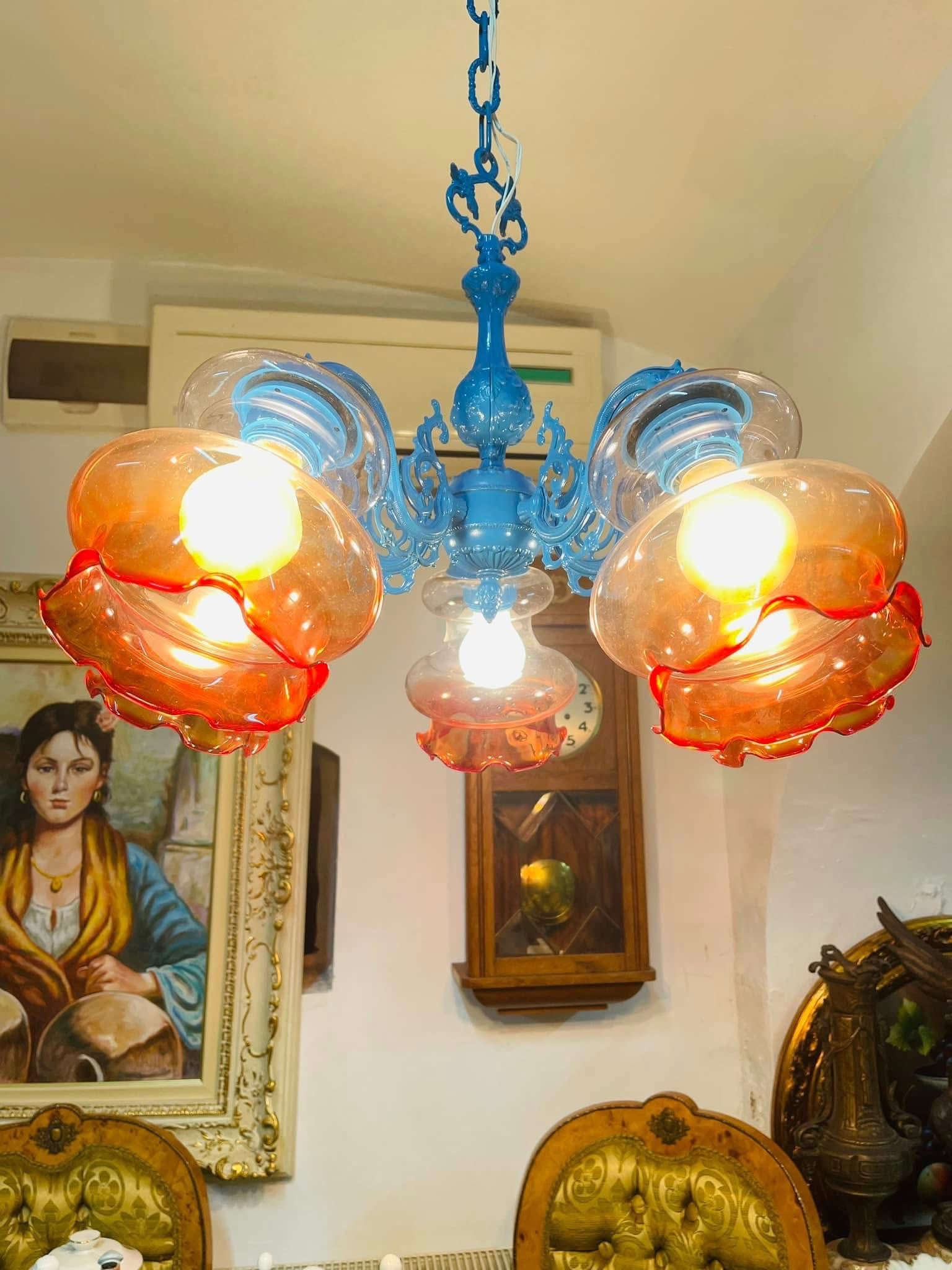 Candelabru din bronz vopsit antichizat cu cinci abajururi din sticlă