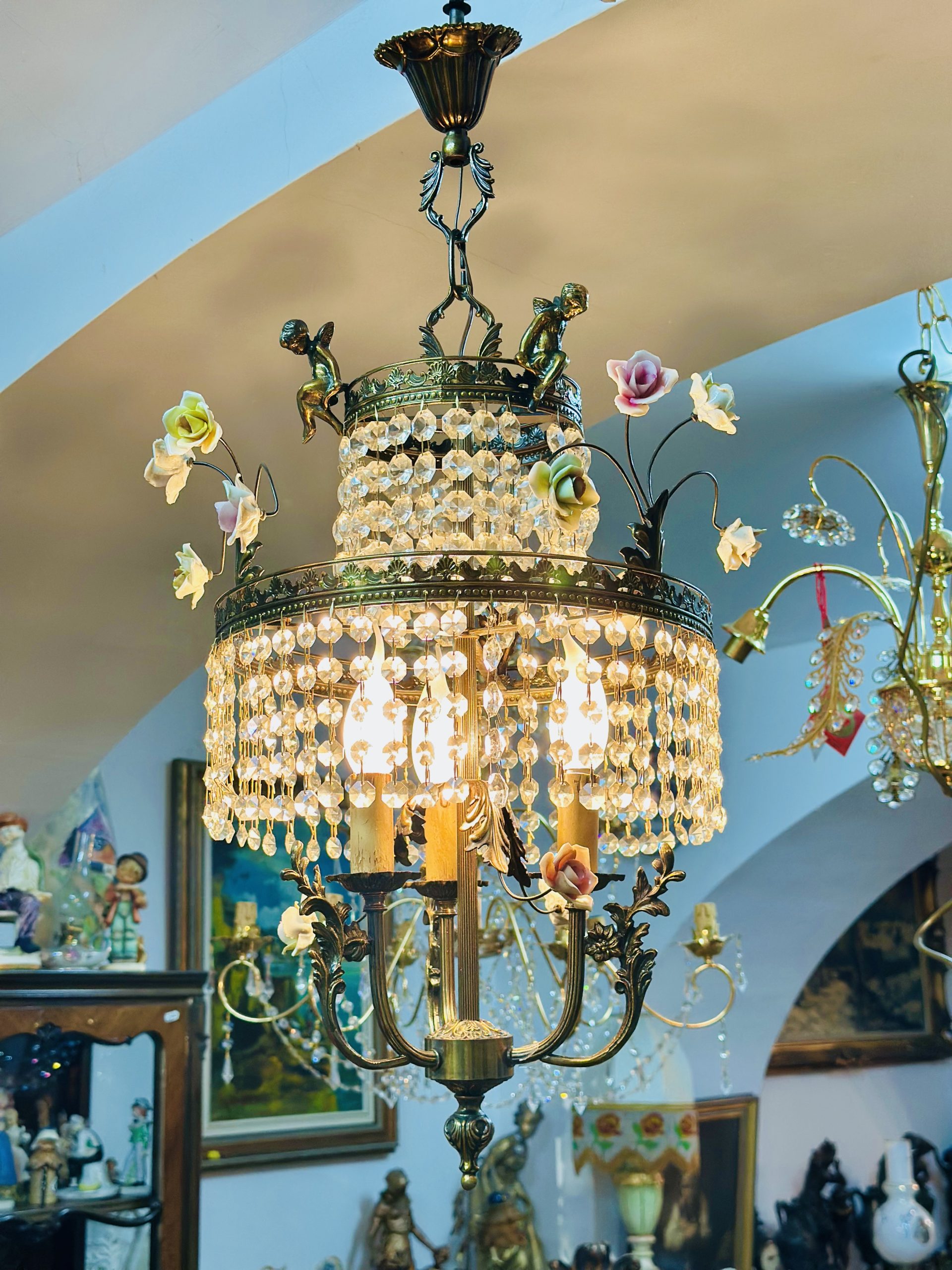 Splendid candelabru/lustra din bronz cu cristale,amorasi și flori din porțelan