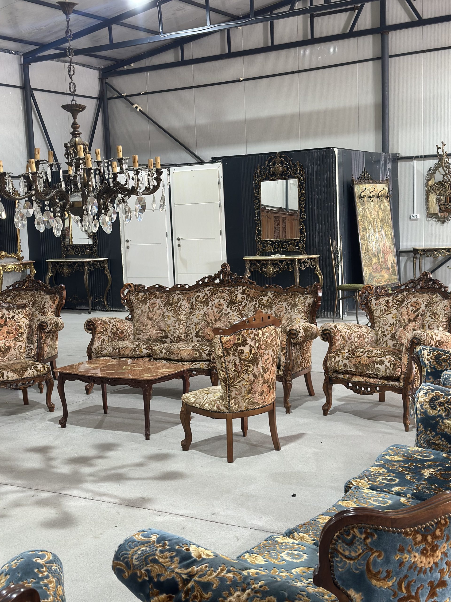 Canapea cu două fotolii,două scaune și măsuța din lemn masiv cu tapiserie Damasc