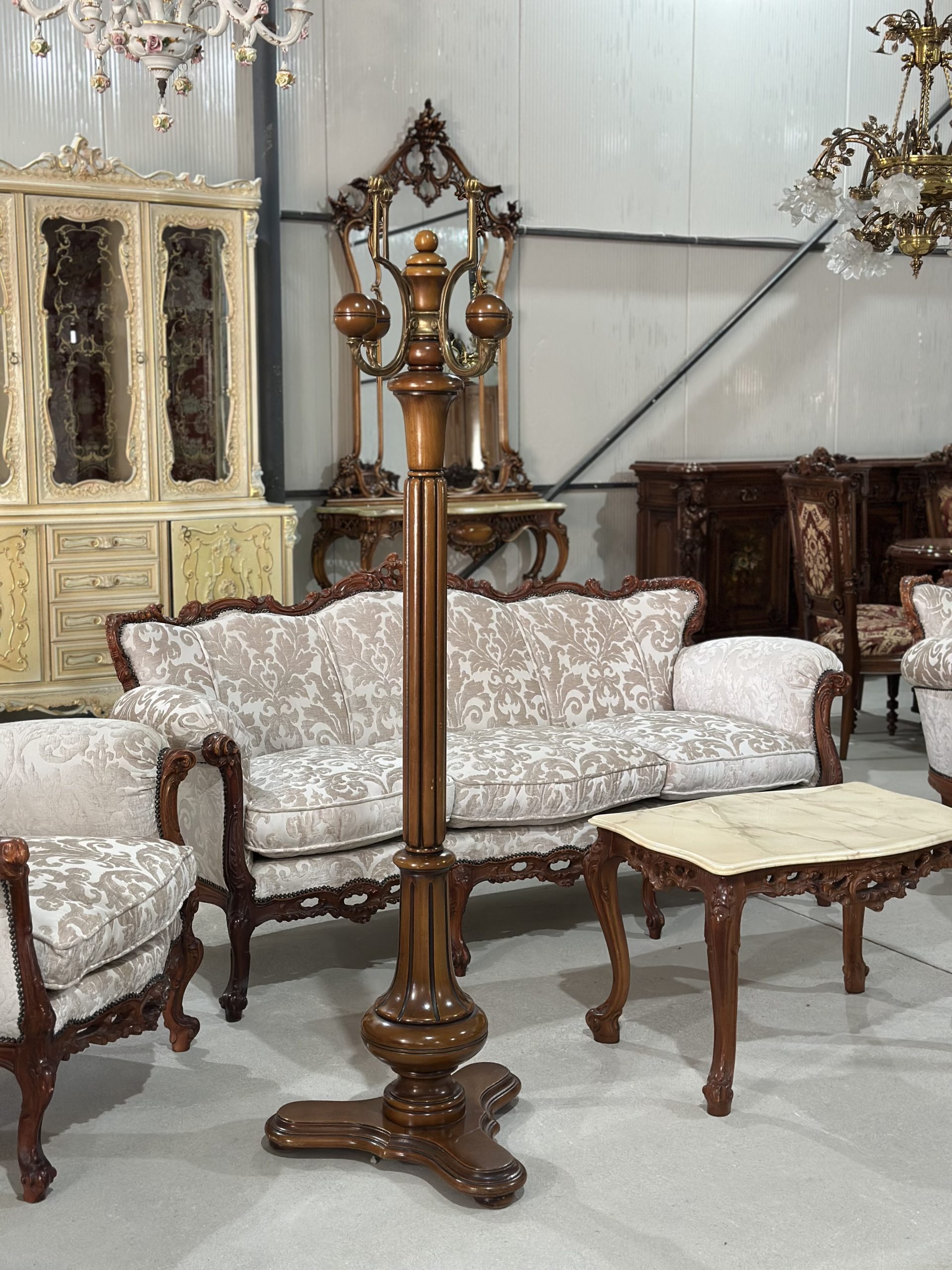 Cuier elegant din lemn masiv cu elemente din bronz-stil clasic