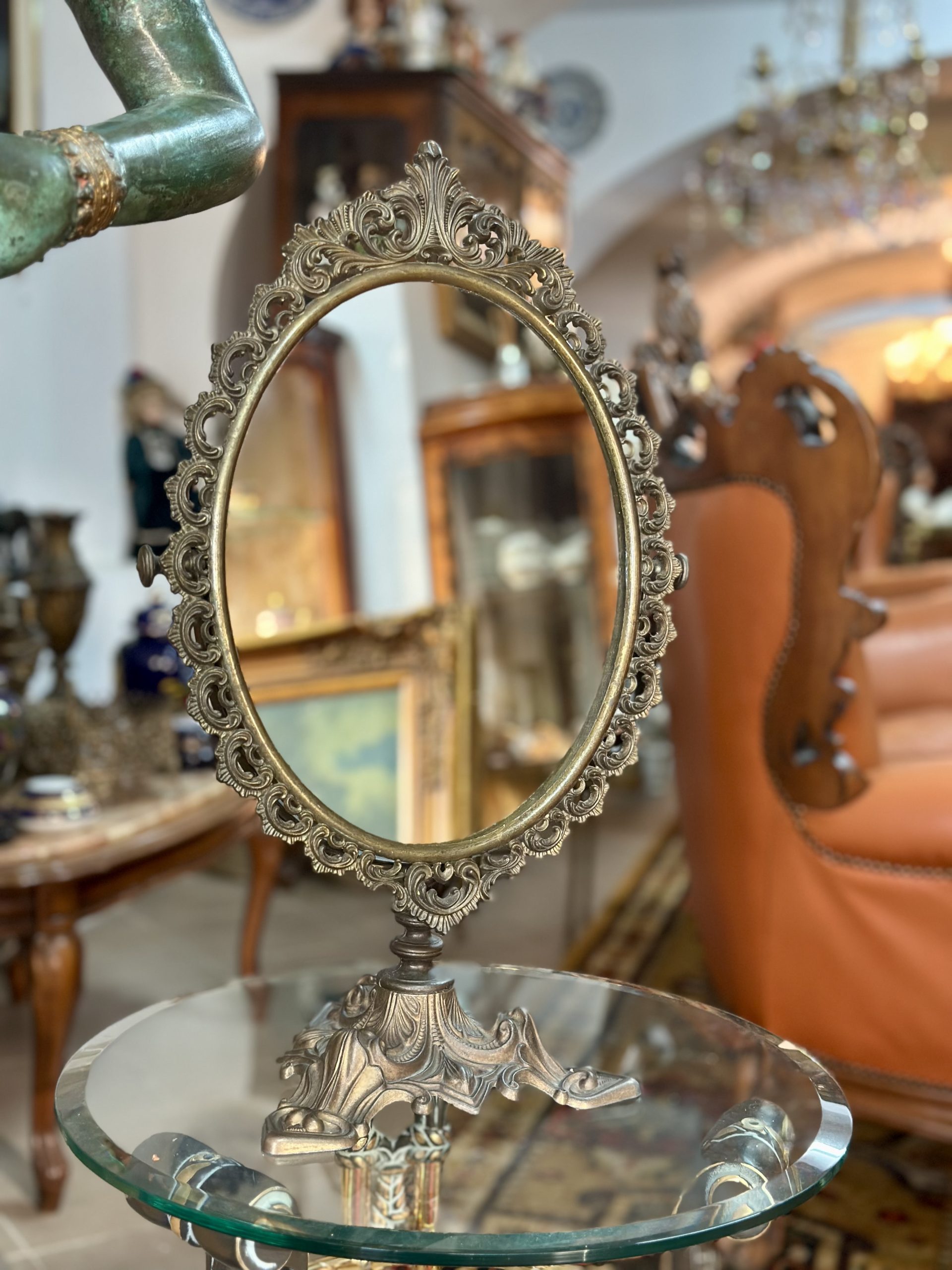 Oglindă deosebită de masă/toaleta realizată din bronz cu design bogat ornamentat