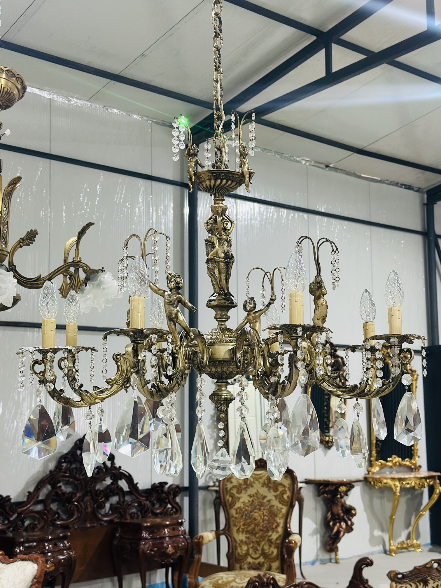 Candelabru spectaculos cu două aplice din bronz cu amorasi și cristale